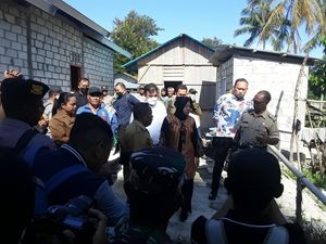 Derai Air Mata Warga Saat Mensos Risma Serahkan Kunci Rumah di Kupang