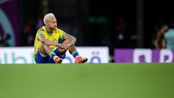 AL RAYYAN, QATAR - DECEMBER 09: Neymar of Brazil looks dejected after the FIFA World Cup Qatar 2022 quarter final match between Croatia and Brazil at Education City Stadium on December 09, 2022 in Al Rayyan, Qatar. (Photo by Marvin Ibo Guengoer - GES Sportfoto/Getty Images)
