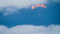 Potret Detik-detik Kapsul Orion Splashdown di Bumi, Usai Jalan-jalan dari Bulan