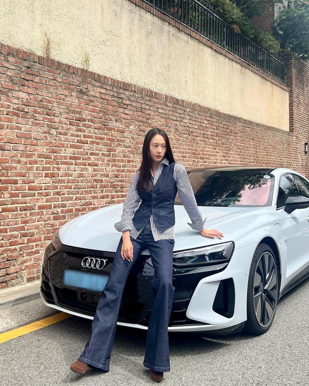 Outfit serba jeans ala Krystal Jung/Sumber: IG @vousmevoyez