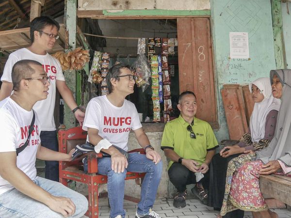 Pedagang di Mauk Dapat Kado Renovasi Warung