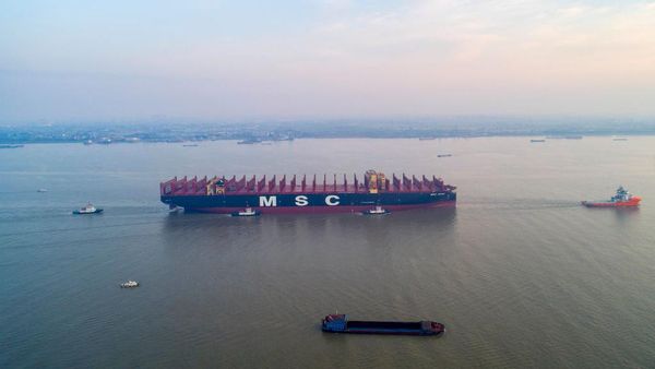 Penampakan Kapal Kontainer Terbesar di Dunia