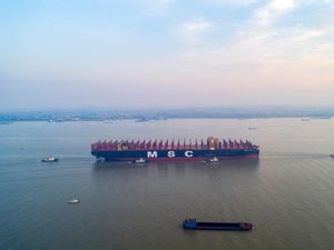 Penampakan Kapal Kontainer Terbesar di Dunia