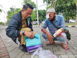 Nestapa Pengidap Tumor Ganas Jualan Jas Hujan di Gresik