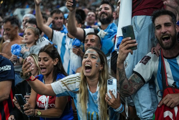 Penggemar Argentina Merayakan Kemenangan Negaranya atas Belanda
