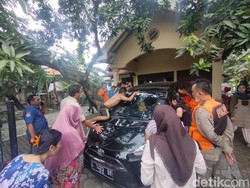 Dramatisnya Penyelamatan Balita Terjebak dalam Mobil di Surabaya