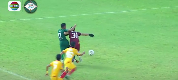 keputusan kontroversial wasit di laga Persebaya vs Persik