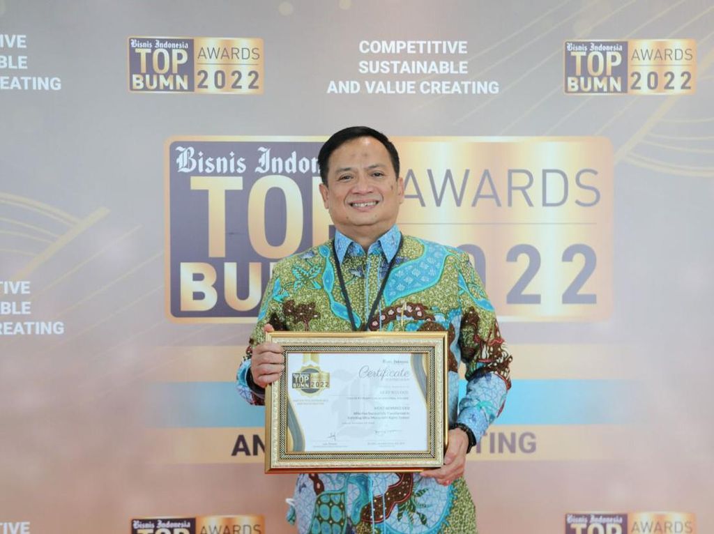 Direktur Utama PNM Raih Penghargaan Top CEO di BUMN Awards 2022
