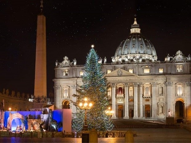 Pohon Natal di Lapangan Santro Petrus Merayakan natal dan berdoa bersama di Basilika Santo Petrus