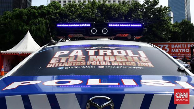 Polda Metro Jaya Meluncurkan ETLE Mobile Polda Metro Jaya melaunching Electronic Traffic Law Enforcement (ETLE) mobile. Kamera ETLE ini terpasang di mobil patroli kepolisian. Selasa (13/12/2022). CNN Indonesia / Andry Novelino