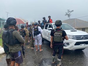 Bupati Puncak Kutuk KKB yang Tewaskan Pegawai Bank Papua Bupati Puncak Kutuk KKB yang Tewaskan Pegawai Bank Papua