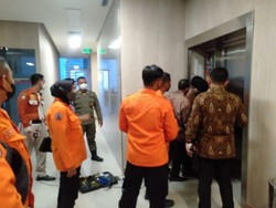 13 Orang Terjebak Selama 45 Menit di Dalam Lift Gedung OJK Jatim