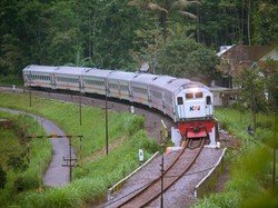Pedagang di Stasiun Harus Lebih Kreatif Biar Nggak Ketinggalan Kereta