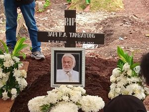 Isak Tangis Istri Iringi Pemakaman Remy Sylado Isak Tangis Istri Iringi Pemakaman Remy Sylado