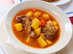 3 Resep Sop Daging Berkuah Kaldu Bening yang Gurih Menyegarkan