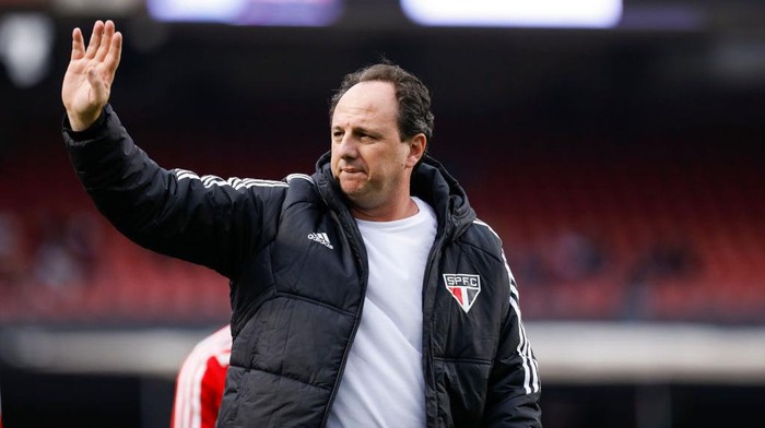 SAO PAULO, BRAZIL - SEPTEMBER 11: Rogério Ceni head coach of Sao Paulo waves to fans prior to the match between Sao Paulo and Corinthians as part of Brasileirao Series A 2022 at Morumbi Stadium on September 11, 2022 in Sao Paulo, Brazil. (Photo by Ricardo Moreira/Getty Images)