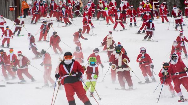 Rombongan Sinterklas Asik Main Ski Jelang Natal