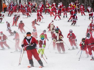Rombongan Sinterklas Asik Main Ski Jelang Natal