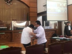 Putri Candrawathi Awali Sidang Dengan Cium Tangan Ferdy Sambo