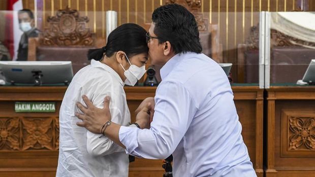 Terdakwa kasus pembunuhan Brigadir Yosua Hutabarat, Ferdy Sambo (kanan) berpelukan dengan istrinya yang juga terdakwa Putri Candrawathi (kiri) saat mengikuti sidang lanjutan di PN Jakarta Selatan, Jakarta, Selasa (13/12/2022). Sidang tersebut beragendakan mendengarkan kesaksian tiga orang saksi yakni Richard Eliezer, Ricky Rizal dan Kuat Ma'ruf. ANTARA FOTO/Galih Pradipta/aww.