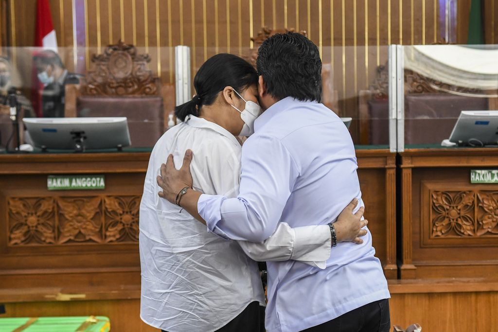 Terdakwa kasus pembunuhan Brigadir Yosua Hutabarat, Ferdy Sambo (kanan) berpelukan dengan istrinya yang juga terdakwa Putri Candrawathi (kiri) saat mengikuti sidang lanjutan di PN Jakarta Selatan, Jakarta, Selasa (13/12/2022). Sidang tersebut beragendakan mendengarkan kesaksian tiga orang saksi yakni Richard Eliezer, Ricky Rizal dan Kuat Ma'ruf. ANTARA FOTO/Galih Pradipta/aww.