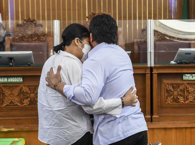Sambo-Putri Pamer Kemesraan di Ruang Sidang