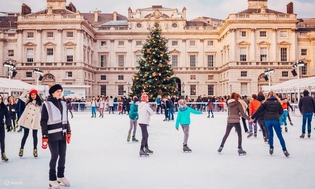 Somerset House Area Tempat yang wajib dikunjungi untuk merayakan natal dengan berseluncur diatas es