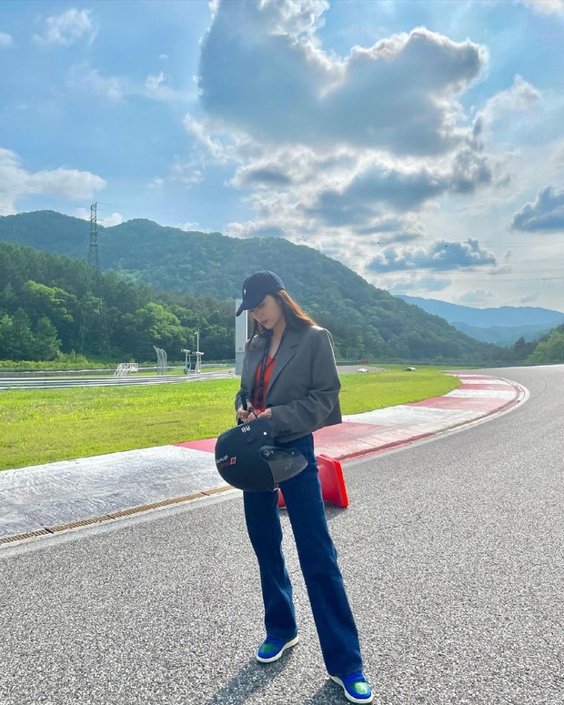 Tampil anggun dan kasual ala Krystal Jung/Sumber: IG @vousmevoyez