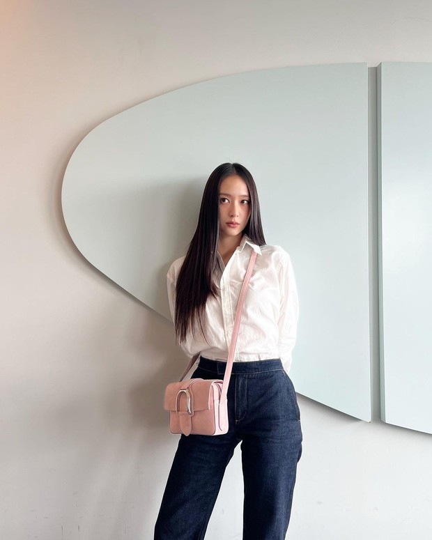 Tampil simple dan sederhana ala Krystal Jung/Sumber: IG @ vousmevoyez