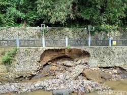 TPT Teras Cipelang Herang Sukabumi Ambrol Diterjang Sungai