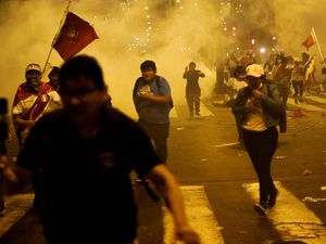 Tolak Presiden Baru, Pendemo Bentrok dengan Polisi di Peru