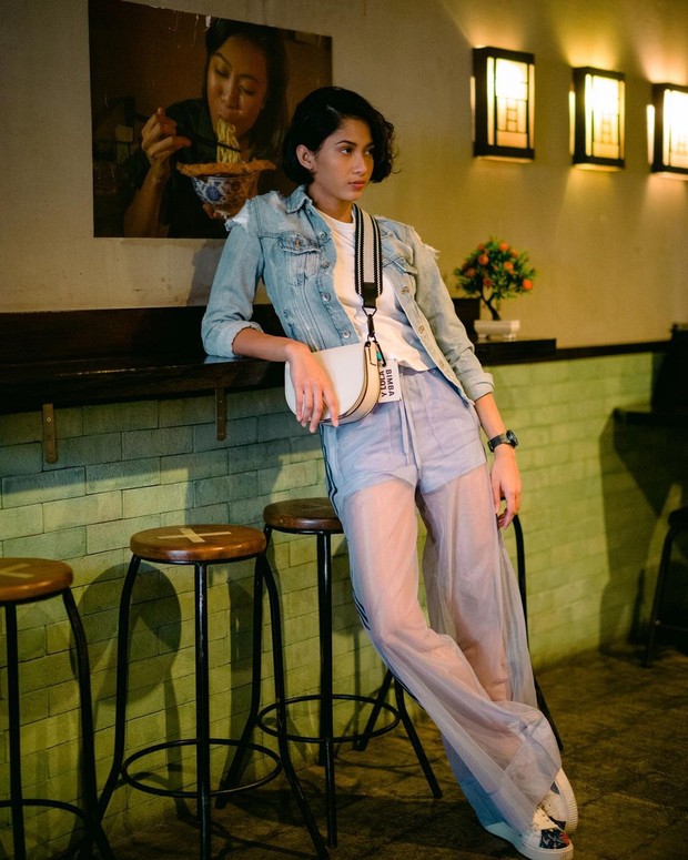 Tomboy Version / Foto: Instagram /@aghninyhaque Contek gaya Aghniny Haque untuk inspirasi first date outfit kamu
