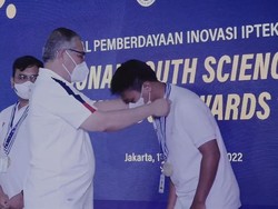 Warga Bone Terima Penghargaan Kemenpora Berkat Alat Deteksi Angin Kencang