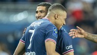 Dilansir dari laman PSG Talk, Hakimi sempat menceritakan awal mula kedekatannya dengan Mbappe. Hakimi mengaku bahwa ia dan Mbappe sudah akrab sejak pertama kali jumpa. (Tim Clayton/Getty Images)  