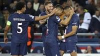 Tak heran mengapa mereka akrab, karena dua pemain PSG ini memang seumuran. Kylian Mbappe lahir di Paris, 20 Desember 1998. Sedangkan Achraf Hakimi Mouh lahir di Spanyol, 4 November 1998. (Jean Catuffe/Getty Images)  