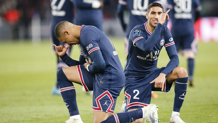 10 Potret Mbappe-Hakimi, Sahabat Jadi Lawan di Laga Prancis Vs Maroko PARIS, FRANCE - APRIL 03: Kylian Mbappe of Paris Saint Germain (L) celebrating his goal with his teammate Achraf Hakimi of Paris Saint Germain (R) during the Ligue 1 Uber Eats match between Paris Saint Germain and FC Lorient at Parc des Princes on April 3, 2022 in Paris, France. (Photo by Antonio Borga/Eurasia Sport Images/Getty Images)