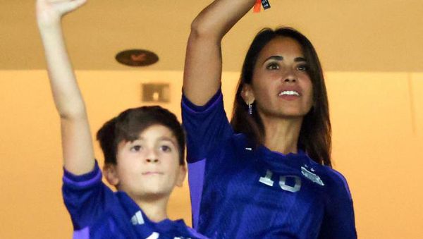 8 Gaya Istri Messi Nonton Argentina Libas Kroasia, Jersey Jadi Crop Top