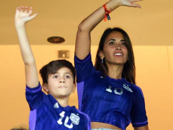 8 Gaya Istri Messi Nonton Argentina Libas Kroasia, Jersey Jadi Crop Top