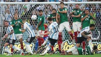 Argentina kemudian meraih kemenangan pertamanya di Piala Dunia 2022 usai mengalahkan Meksiko 2-0, juga di Stadion Lusail. Foto: Getty Images/Alex Grimm