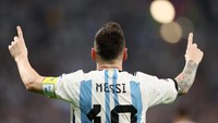 Lionel Messi selalu mencetak gol di setiap pertandingan fase knockout (babak 16 besar, perempatfinal, semifinal) dalam satuedisi Piala Dunia. Messi menjadi pemain keenam yang melakukan ini di Piala Dunia. Sejak 1986 ketika babak 16 besar mulai diperkenalkan, ada lima pemain yang pernah melakukan hal yang sama seperti Messi. Mereka adalah Salvatore Schillaci (1990), Roberto Baggio (1994), Hristo Stoichkov (1994), Davor Suker (1998), Wesley Sneijder (2010). (Francois Nel/Getty Images)  