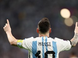 Lionel Messi selalu mencetak gol di setiap pertandingan fase knockout (babak 16 besar, perempatfinal, semifinal) dalam satuedisi Piala Dunia. Messi menjadi pemain keenam yang melakukan ini di Piala Dunia. Sejak 1986 ketika babak 16 besar mulai diperkenalkan, ada lima pemain yang pernah melakukan hal yang sama seperti Messi. Mereka adalah Salvatore Schillaci (1990), Roberto Baggio (1994), Hristo Stoichkov (1994), Davor Suker (1998), Wesley Sneijder (2010). (Francois Nel/Getty Images)  