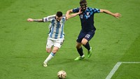 Laga melawan Kroasia merupakan penampilan Lionel Messi yang ke-25 di Piala Dunia. Messi menyamai rekor Lothar Matthaus untuk penampilan terbanyak dalam sejarah kompetisi ini. (David Ramos - FIFA/Getty Images)  