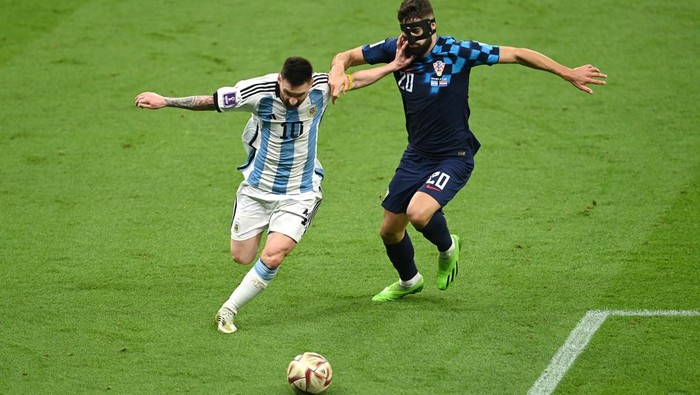 LUSAIL CITY, QATAR - DECEMBER 13: Lionel Messi of Argentina and Josko Gvardiol of Croatia compete for the ball during the FIFA World Cup Qatar 2022 semi final match between Argentina and Croatia at Lusail Stadium on December 13, 2022 in Lusail City, Qatar. (Photo by David Ramos - FIFA/FIFA via Getty Images)