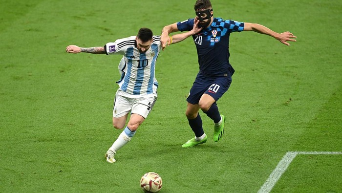 6 Rekor Ajaib Messi Usai Bawa Argentina ke Final Piala Dunia 2022 LUSAIL CITY, QATAR - DECEMBER 13: Lionel Messi of Argentina and Josko Gvardiol of Croatia compete for the ball during the FIFA World Cup Qatar 2022 semi final match between Argentina and Croatia at Lusail Stadium on December 13, 2022 in Lusail City, Qatar. (Photo by David Ramos - FIFA/FIFA via Getty Images)