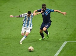 Laga melawan Kroasia merupakan penampilan Lionel Messi yang ke-25 di Piala Dunia. Messi menyamai rekor Lothar Matthaus untuk penampilan terbanyak dalam sejarah kompetisi ini. (David Ramos - FIFA/Getty Images)  