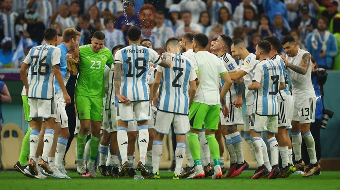 Soccer Football - FIFA World Cup Qatar 2022 - Semi Final - Argentina v Croatia - Lusail Stadium, Lusail, Qatar - December 14, 2022 Argentinas Emiliano Martinez and teammates celebrate after the match as Argentina progress to the final REUTERS/Lee Smith