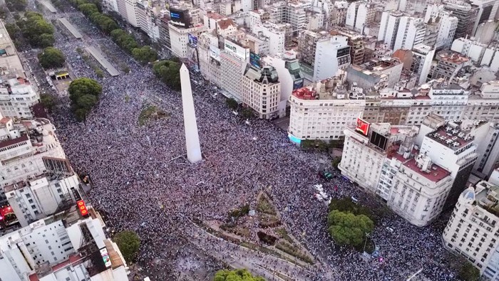 Argentina ke Final Piala Dunia, Buenos Aires Jadi Lautan Manusia Soccer Football - FIFA World Cup Qatar 2022 - Fans in Buenos Aires watch Argentina v Croatia - Buenos Aires, Argentina - December 13, 2022
Argentina fans celebrate after the match at the Obelisk as Argentina progress to the final REUTERS/Agustin Marcarian TPX IMAGES OF THE DAY