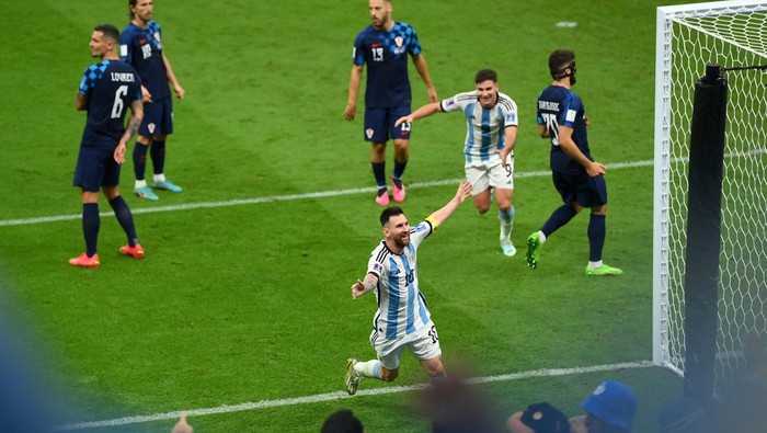 LUSAIL CITY, QATAR - DECEMBER 13: Julian Alvarez of Argentina celebrates with Lionel Messi after scoring the teams third goal past Dominik Livakovic of Croatia during the FIFA World Cup Qatar 2022 semi final match between Argentina and Croatia at Lusail Stadium on December 13, 2022 in Lusail City, Qatar. (Photo by David Ramos - FIFA/FIFA via Getty Images)