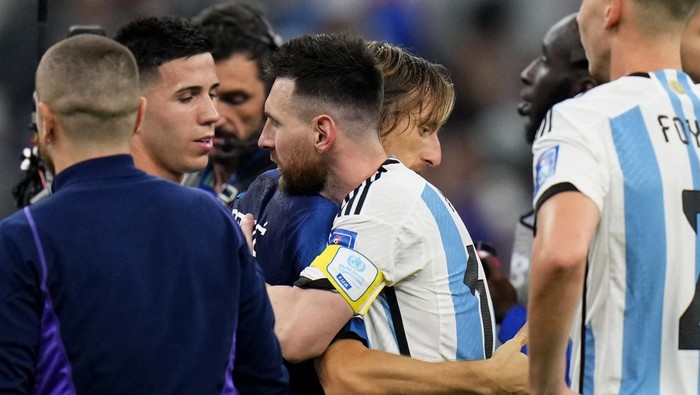 Argentinas Lionel Messi and Croatias Luka Modric embrace following the World Cup semifinal soccer match between Argentina and Croatia at the Lusail Stadium in Lusail, Qatar, Tuesday, Dec. 13, 2022. (AP Photo/Petr David Josek)