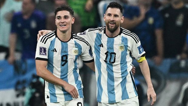 Soccer Football - FIFA World Cup Qatar 2022 - Semi Final - Argentina v Croatia - Lusail Stadium, Lusail, Qatar - December 13, 2022 Argentina's Julian Alvarez celebrates scoring their third goal with Lionel Messi REUTERS/Dylan Martinez